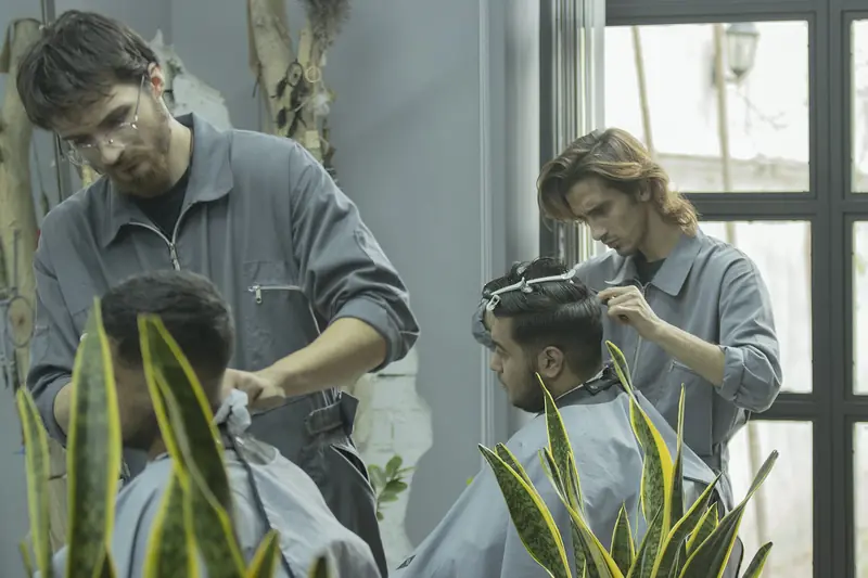 Penata rambut bekerja di salon